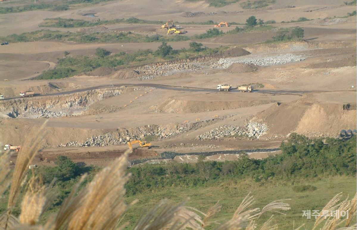 애월읍 새별오름에서 바라본 에버리스 골프장 공사현장 (사진=이영웅 사무처장 제공)