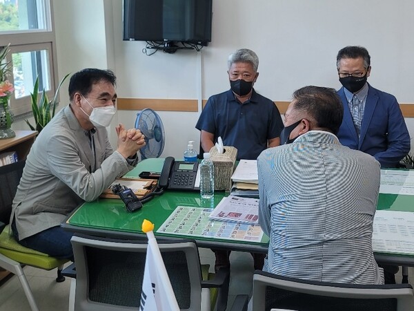 제주제2공항강행저지비상도민회의는 5일 오전 제주도의회에서 도의회 더불어민주당 원내대표인 양영식 의원과 공개면담을 진행했다. (사진=박소희 기자)