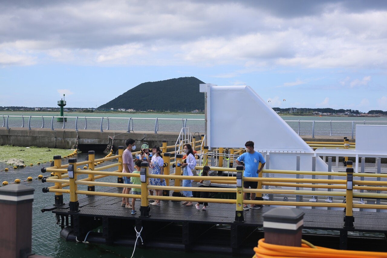 전면의 흰색 부분이 바닷속 전망대로 내려가는 통로이다.(사진=박지희 기자)