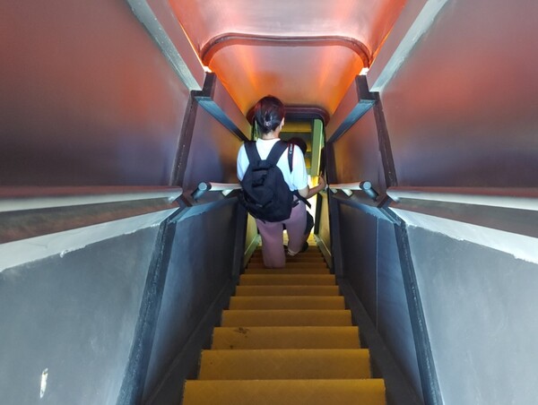 계단을 따라 내려가면 바닷속을 볼 수 있는 전망 시설이 나온다.(사진=김재훈 기자)