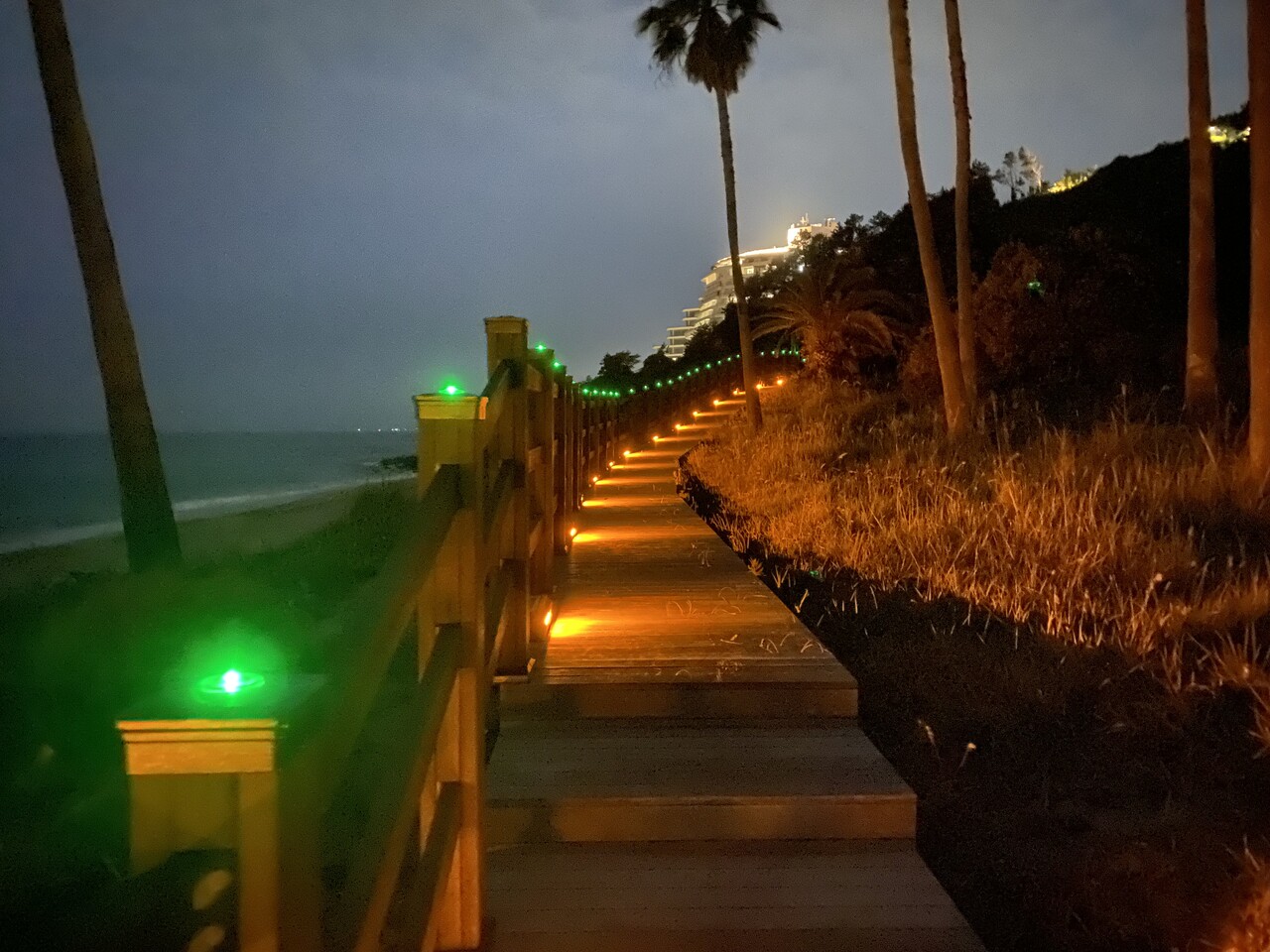 중문해수욕장의 산책로. 야간에도 환한 조명이 켜져 있어 조명에 매우 민감한 바다거북이의 발길을 돌리게 하는 요인이 되고 있다.(사진=제주자연의벗 제공)