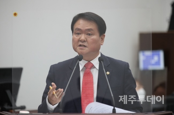 제11대 도의회 도정질문에서 김희현 의원이 질의하고 있다. (사진=제주도의회 제공)