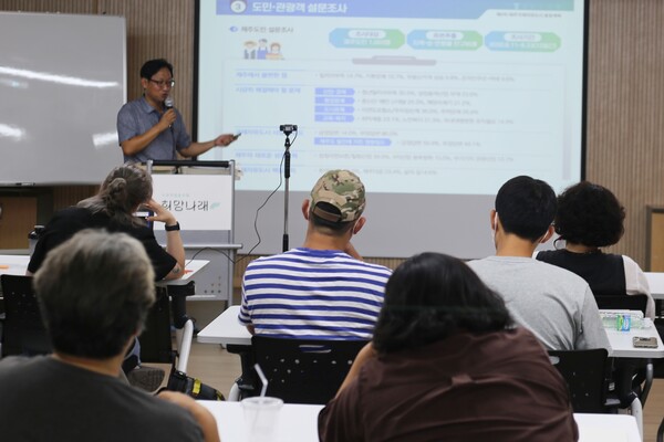 제주투데이가 창간 19주년을 맞아 '제주대안연구공동체', '인문숲이다'와 공동으로 제주개발사를 8회에 걸쳐 짚어보는 자리를 마련한 가운데, 지난달 28일 강호진 제주대안연구공동체 공공정책센터장이 마지막 강연을 펼치고 있다. (사진=박지희 기자)
