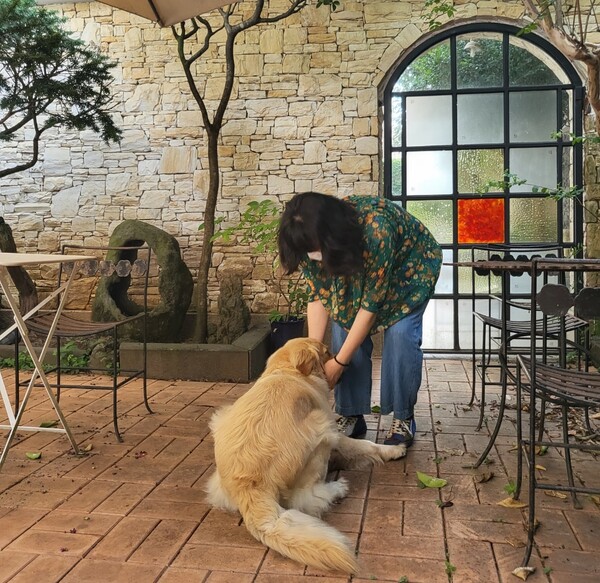 조은영 책방지기와 조금이. (사진=요행)