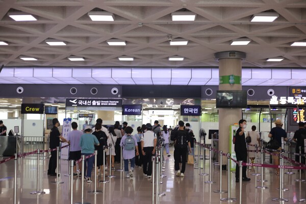 9일 관광객들이 제주국제공항에서 탑승수속을 위해 줄을 서고 있다. (사진=박지희 기자)