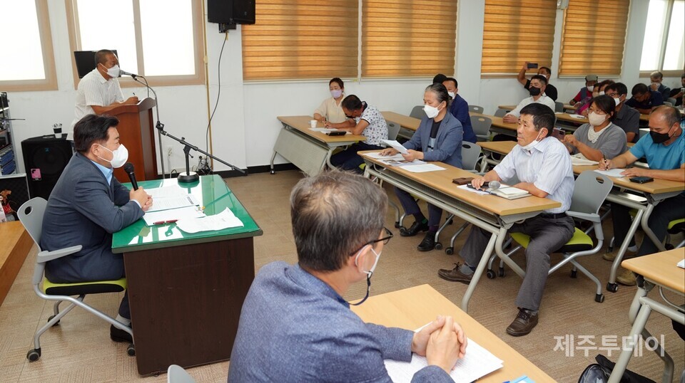 지난달 21일 오영훈 제주도지사(왼쪽)가 제주시 구좌읍 월정리마을회관 2층 회의실에서 월정리주민들과 간담회를 열고 있다. (사진=제주특별자치도 제공)