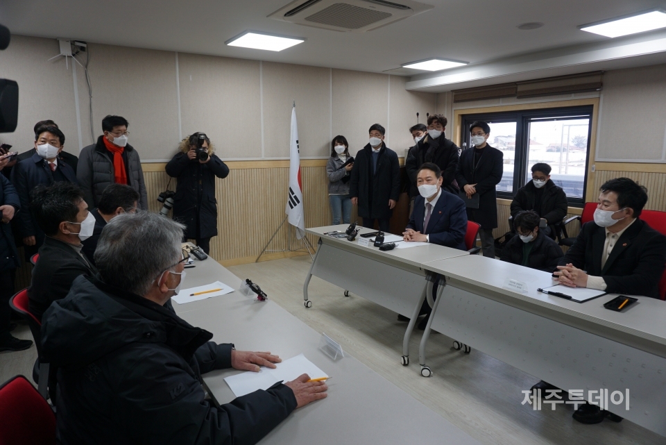 지난 2월5일 윤석열 국민의힘 대통령 선거 후보가 서귀포 강정마을커뮤니티센터 2층 회의실에서 마을회 측과 간담회를 열고 있다. (사진=조수진 기자)