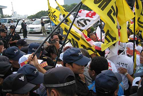 지난 2007년 9월 강정해군기지를 반대하는 주민들과 경찰간의 몸싸움 장면(사진=제주투데이DB)