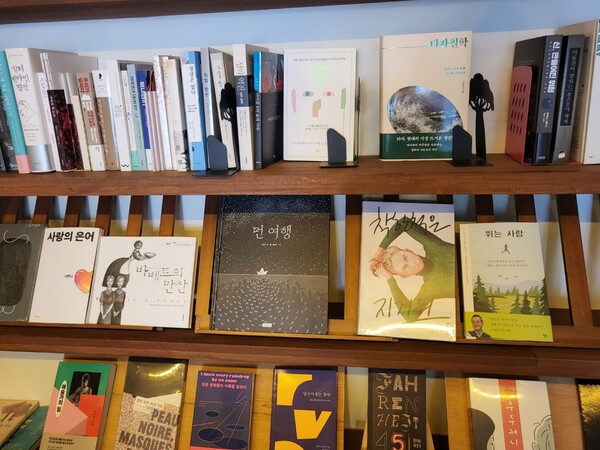 한뼘책방에서는 그림책과 문학서적, 인문사회과학서적 등도 판매한다. (사진=요행)