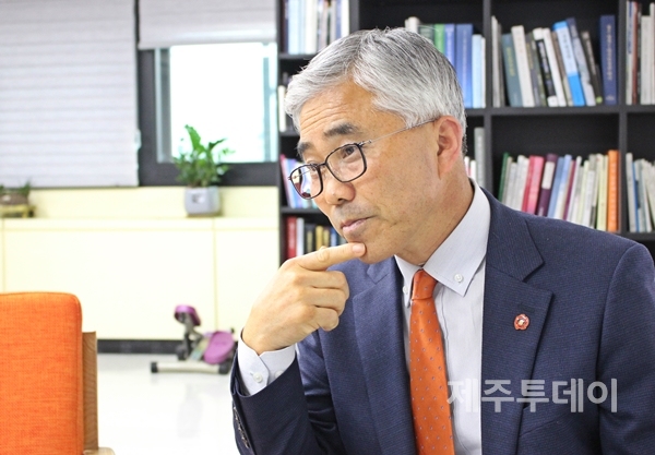 양윤경 전 서귀포시장은 2019년 행정체제개편을 두고 행정시장으로 할 수 있는 게 없다는 점에 고민이 깊다고 말했 바 있다. (사진=김재훈 기자)