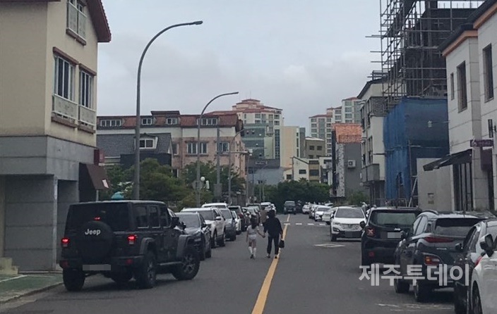 제주시내 한 주택단지 내에서 엄마와 아이가 보행로가 없어 차도로 걸어가고 있다. (사진=박소희)