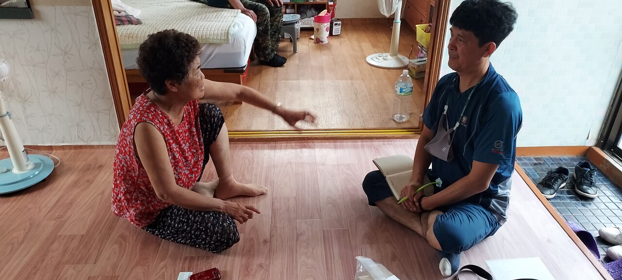 (월정리 해녀 김영자씨는 50년 물질 생활에서 바다거북을 육지 가까이에서 본 것은 처음이라고 한다.사진=양수남 제공)