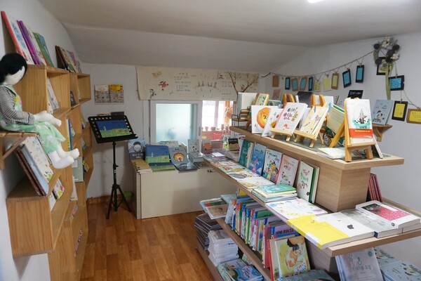 제주시 조천읍에 위치한 동시집 전문책방 '오줌폭탄'. 김정희 책방지기가 어린시절 지내던 방이 현재 책방으로 바뀌었다. (사진=요행)