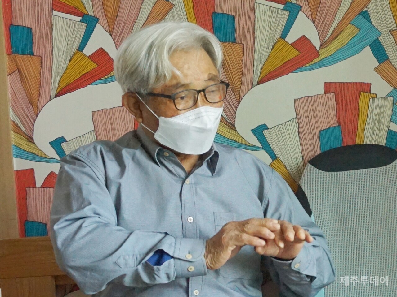 지난 4월6일 오수송씨가 제주시 일도2동 자택에서 3·10총파업 조사팀과 인터뷰하고 있다. (사진=조수진 기자)