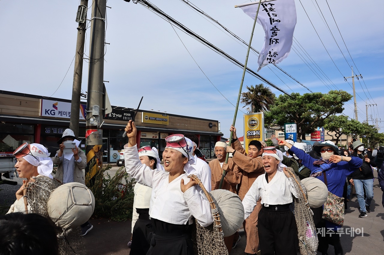 지난 5월14일 제주민예총이 4·3예술축전 찾아가는 현장예술제 세 번째로 세화리예술제 ‘항쟁’을 개최했다. 공연팀과 시민들은 해녀박물관에서 세화 주재소 터, 세화리오일장 터 등을 거쳐 연두망 동산으로 거리행진을 벌이고 있다. (사진=조수진 기자)