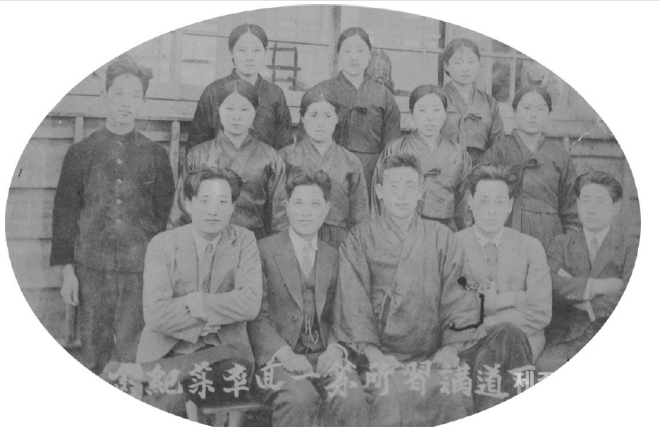 하도야학강습소 1회 졸업사진. 윗줄 왼쪽부터 홍문봉, 부춘화, 김봉혁, 김옥련, 송순옥, 부덕량, 고순효는 졸업생. 아랫줄 왼쪽부터 문무현, 부대현, 김남석, 강OO, 김태륜은 교사, 가운뎃줄에 있는 청년은 부춘화의 오빠 부승림으로 졸업생은 아님. (사진=박찬식, )