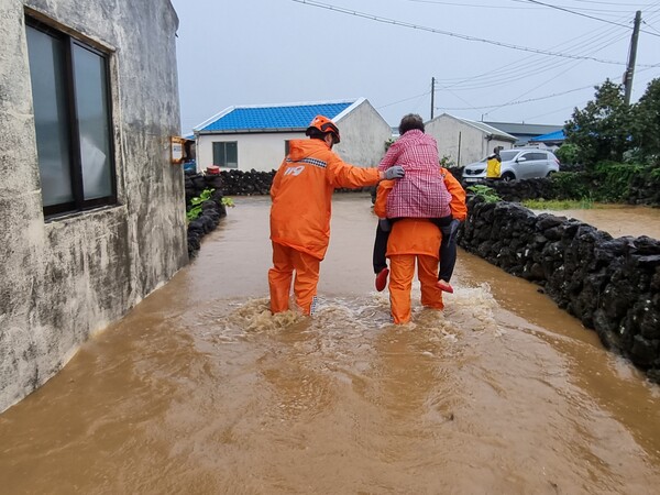 지난 4일 제11호 태풍 힌남노의 영향으로 제주에 폭우가 쏟아져 서귀포시 대정읍 일대가 침수됐다. (사진=제주소방안전본부)