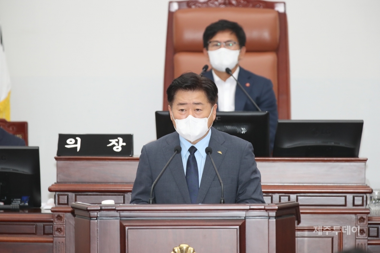 제1회 추가경정 예산안 심사에 앞서 제주도의회가 7월 21일 개최한 제408회 본회의에서 인사말을 하는 오영훈 제주도지사 (사진=제주도의회)