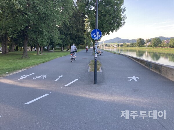 오스트리아 잘츠부르크의 '자전거 도로와 보행자 도로'. 자전거 도로는 턱이 없고, 아스콘 포장이 잘돼 있으며, 보행자 도로는 가로수가 우거져 걷고 싶게 만든다. (사진=이영권)