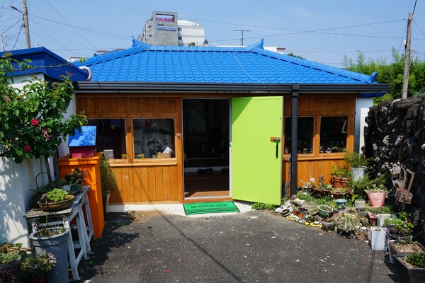 제주시 조천읍에 위치한 동시집 전문책방 '오줌폭탄'. (사진=요행)