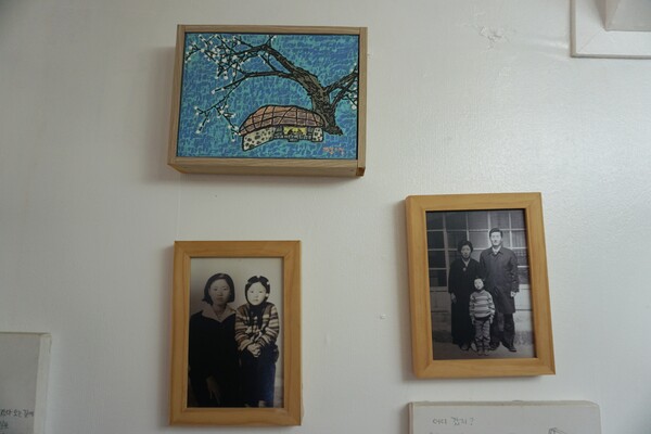 제주시 조천읍에 위치한 동시집 전문책방 '오줌폭탄'. 김정희 책방지기 어린시절 사진이 벽에 걸려있다. (사진=요행)