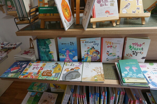 제주시 조천읍에 위치한 동시집 전문책방 '오줌폭탄'에서는 다양한 동시집을 만날 수 있다. 집이었기에 신발을 벗고 들어가야 한다. (사진=요행)