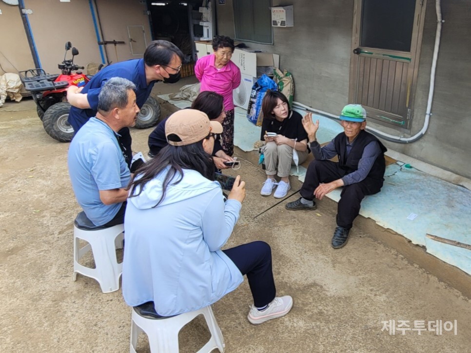 지난 6월18일 제주4·3 도외 유적지 조사단이 강원도 정선군 여량면 봉정리에서 이규열 할아버지(오른쪽)를 인터뷰하고 있다. (사진=양시영 4·3유족회 사무처장)