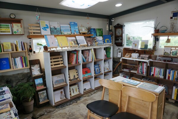 제주시 애월읍에 위치한 '숨쉬는 오늘 그림책방'. 빼곡하지 않은 서재와 매대가 여유로움을 안긴다. (사진=요행)