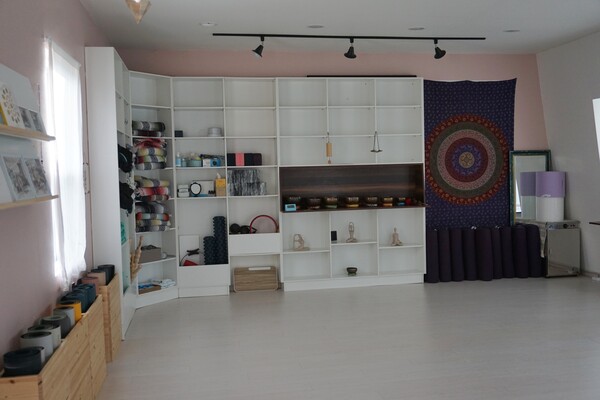 '숨쉬는 오늘 그림책방'을 운영하는 신보경 책방지기는 책방 옆에 요가원도 함께 운영한다. (사진=요행)