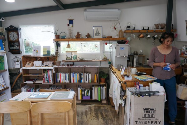 제주시 애월읍에 위치한 '숨쉬는 오늘 그림책방' 내부와 신보경 책방지기. (사진=요행)