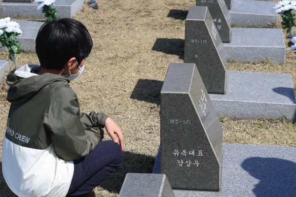 지난 3일 제74주년 4·3희생자 추념식이 제주4·3평화공원 위령제단과 추념광장에서 봉행된 가운데 어린이가 행방불명인표석을 바라보고 있다. (사진=박지희 기자)