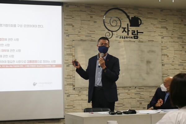 제주참여환경연대는 21일 교육문화카페 자람에서 기자회견을 열고 "오등봉공원 민간특례사업은 명백한 무효"라면서 사업 과정에 절차적 하자가 있다고 주장했다. (사진=박지희 기자)