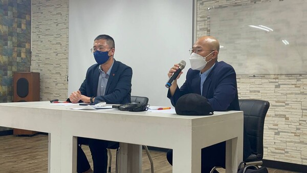 홍영철.이학준 제주참여환경연대 공동대표가 21일 교육문화카페 자람에서 기자회견을 열고 "오등봉공원 민간특례사업은 명백한 무효"라면서 사업 과정에 절차적 하자가 있다고 주장하고 있다. (사진=제주참여환경연대 제공)