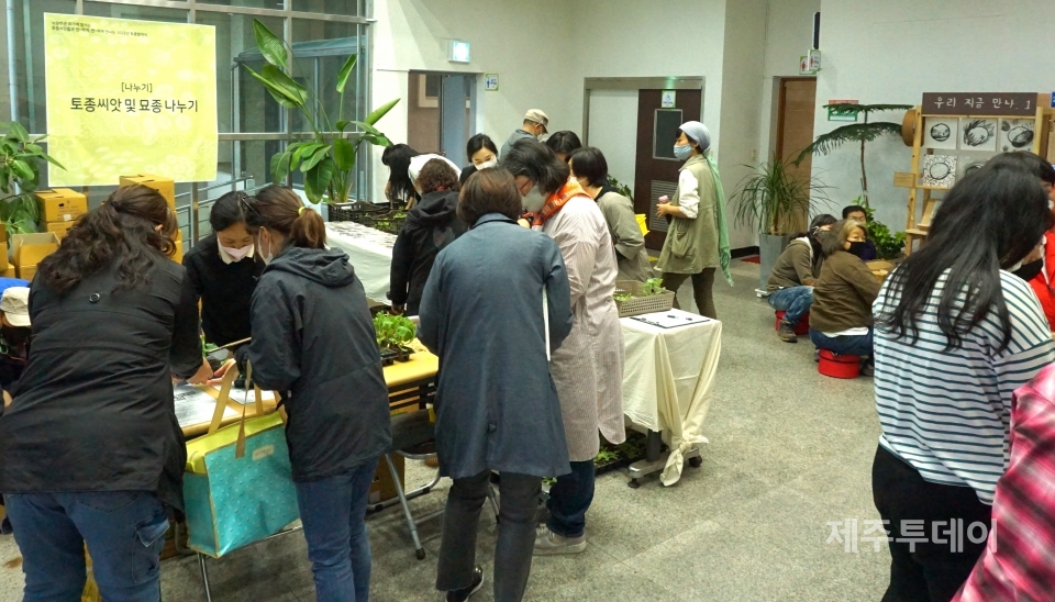 지난 4월22일 오후 제주시 연동 농어업인회관 1층에서 전국여성농민회총연합제주도연합이 2022년 토종발대식을 진행하고 있다. (사진=조수진 기자)