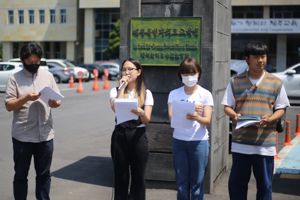 제주여고 졸업생 김채은씨와 제주학생인권조례TF팀, 제주평화인권연구소 왓 등이 "도교육청은 학생인권침해실태에 관한 전수조사를 실시하라"고 촉구하고 있다. (사진=박지희 기자)
