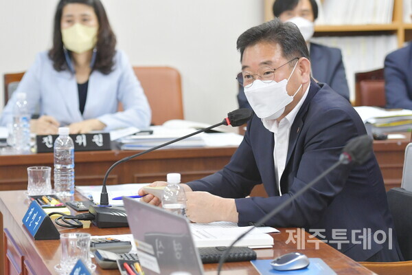 29일 제주도의회 문화관광체육위원회가 진행한 (주)제주국제컨벤션센터 대표이사 사장 인사청문회에서 정민구 의원이 질의하고 있다. (사진=제주도의회 제공)