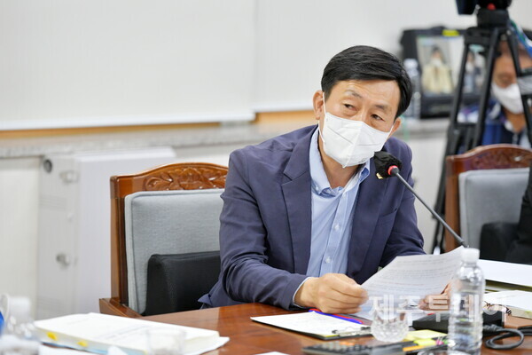 29일 강상수 의원이 이선화 (주)제주국제컨벤션센터 대표이사 사장 후보자를 상대로 열린 제주도의회 문화관광체육위원회 인사청문회에서 질의하고 있다. (사진=제주도의회 제공)