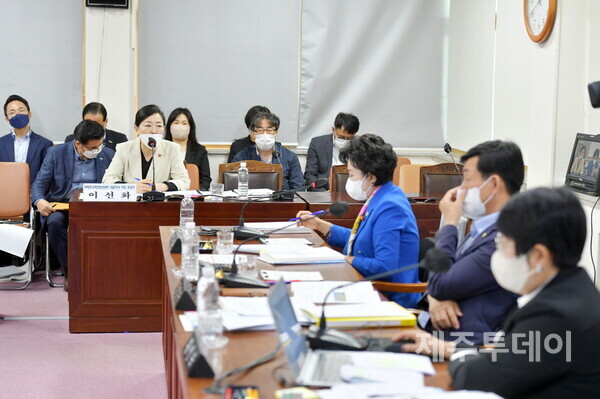 29일 제주도의회 문화관광체육위원회가 이선화 (주)제주국제컨벤션센터 대표이사 사장 후보자에 대한 인사청문회를 진행하고 있다. (사진=제주도의회 제공)