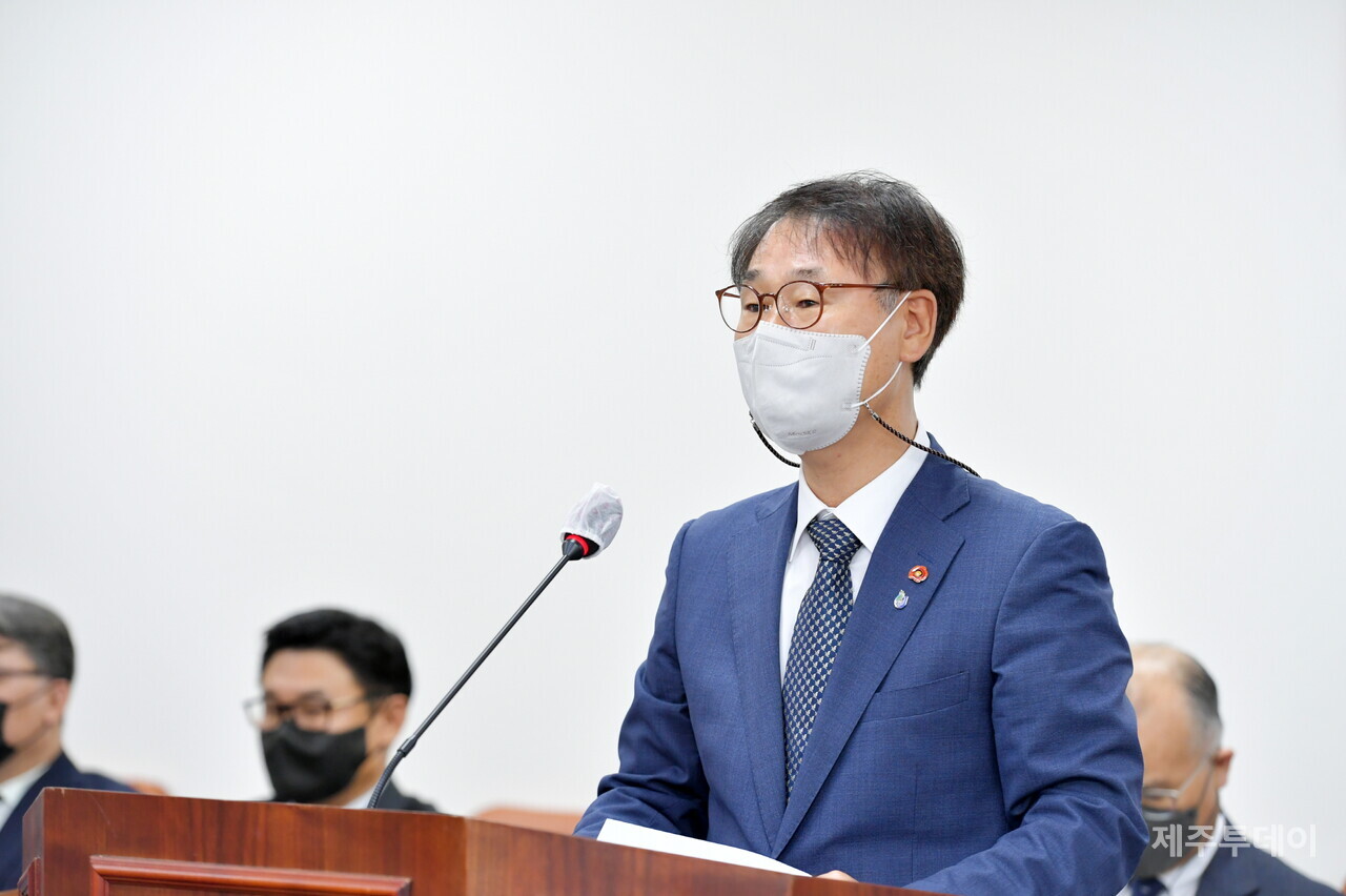 4일 진행된 제주연구원장 인사청문회에서 모두발언을 하고 있는 양덕순 내정자. (사진=제주도의회)