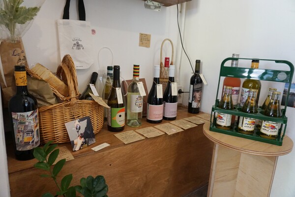 '책방작은숲'에는 손님들을 위한 와인이 준비돼 있다. (사진=요행)