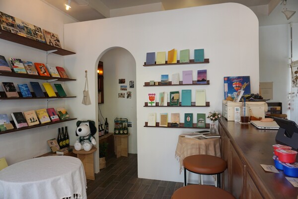 제주시 삼도일동에 위치한 '책방작은숲' 출입문을 열면 보이는 풍경. (사진=요행)