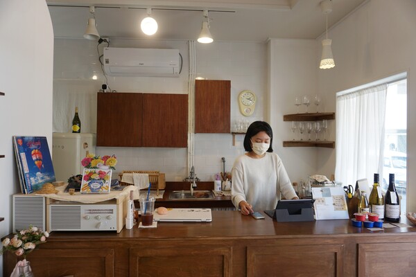 제주시 삼도일동에 위치한 '책방작은숲'의 김혜경 책방지기. (사진=요행)