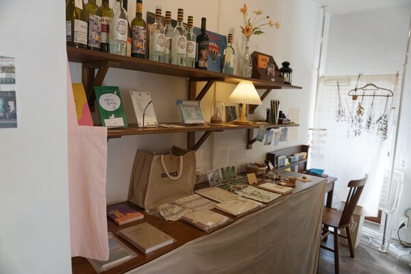 제주시 삼도일동에 위치한 '책방작은숲' 내부. (사진=요행)