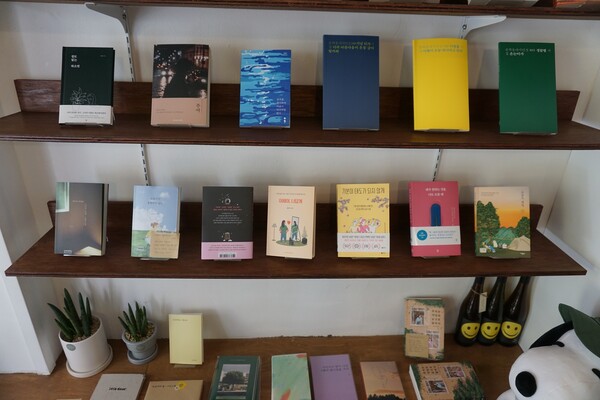 제주시 삼도일동에 위치한 '책방작은숲'. 독립출판물과 스테디셀러가 진열돼 있다. (사진=요행)