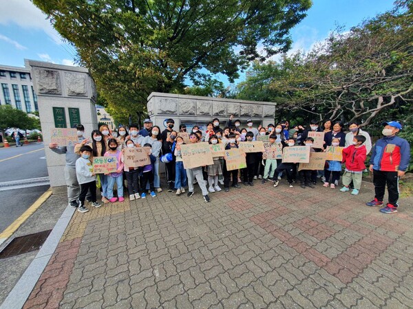 제주환경운동연합이 꾸린 '오등봉공원 지키기 공익소송단'. (사진=제주환경운동연합 제공)