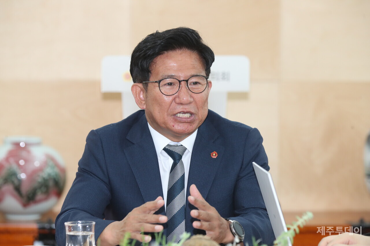 김경학 의장이 2022년 10월 6일 취임 100일 기자간담회에서 '맹탕 인사청문회' 지적을 받자 자료 부족으로 어쩔 수 없었다고 항변했다. (사진=제주도의회)