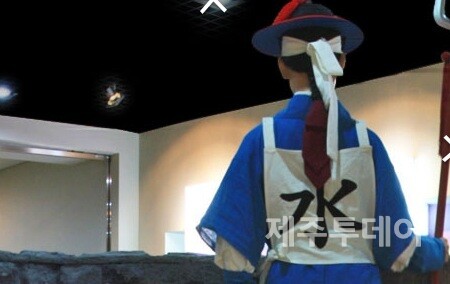 1601년 제주를 찾은 김상헌이 남긴 '남사록'에 ‘남정은 500이고 여정은 800이다. 여정이라고 하는 것은 제주의 말이다. 대개 남정이 매우 귀하여 만약 유사시 성을 방어하게 될 때면 민가의 건강한 부녀자를 골라 성가퀴에 내세워 여정이라 하니 삼읍이 모두 그렇게 한다’고 제주 여정을 소개한다. 제주에선 여정을 ‘예청’이라하여 드센 여자를 비하하는 말로 쓰였다.  (사진=설문대여성문화센터 VR캡처)