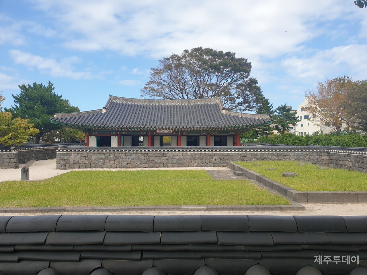 교방지과 심약방지_제주 목관아내에 교방과 심약방이 있었던 터이다. 관기들은 관비중에서 선발되어 이곳에서 악기를 배웠다고 한다. 심약방에는 국가공인 약사인 심약들이 거처하는 곳으로 심약은 한양의 전의감이나 혜민서에서 파견됐다.