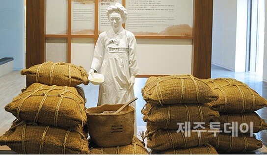 김만덕이 기부한 쌀 삼백석의 가치는 당시 쌀 한가마니가 5냥 정도이고 병충해, 보릿고개에는 두 배 상승, 흉년에는 세 배 상승하기 때문에 제주의 특수성을 고려하지 않고 대략  8100냥 정도라고 한다. 당시 한양사람들의 가구당 연평균소득은 180냥 정도였고 15평 기와집은 300냥 11.5평 초가집은 110냥 정도이므로 한양에서 기와집 27채를 살 수 있고 초가집인 경우 73채를 살 수 있는 돈이었다. 물론 돈으로 바꿀 수 없는 것이 김만덕의 정신이고, 그렇기 때문에 지금까지도 제주 사람들은 그 정신을 기억하고 기리는 것일 것이다. (사진=김만덕기념관 홈페이지)