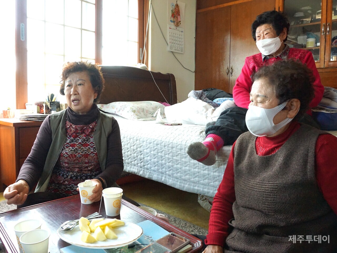 지난 4월5일 3·10총파업 조사·연구팀은 제주시 구좌읍 하도리에서 오화국 선생의 딸 (왼쪽부터)오계숙, 오희숙, 오기숙 할머니를 만났다. (사진=조수진 기자)